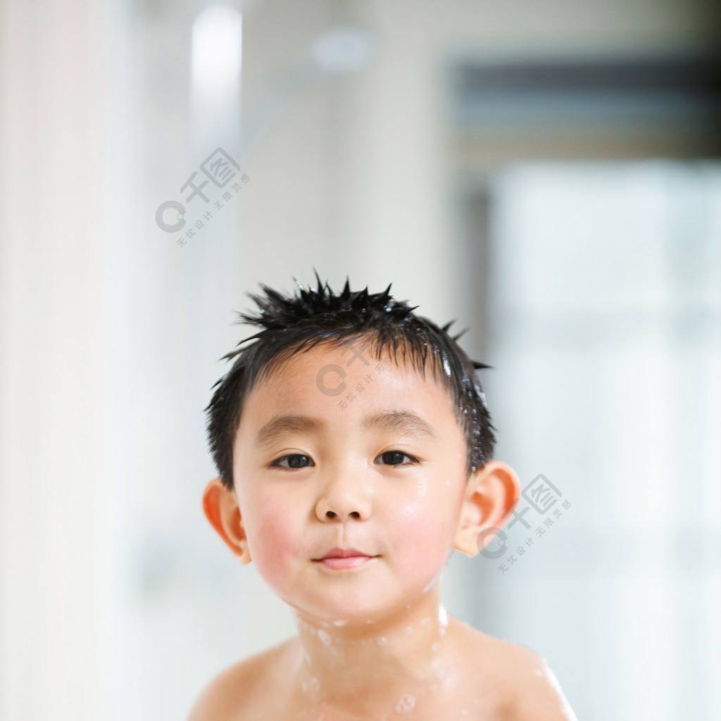 美丽的年轻女孩在洗澡时玩泡泡照片摄影图片_ID:144924470-Veer图库