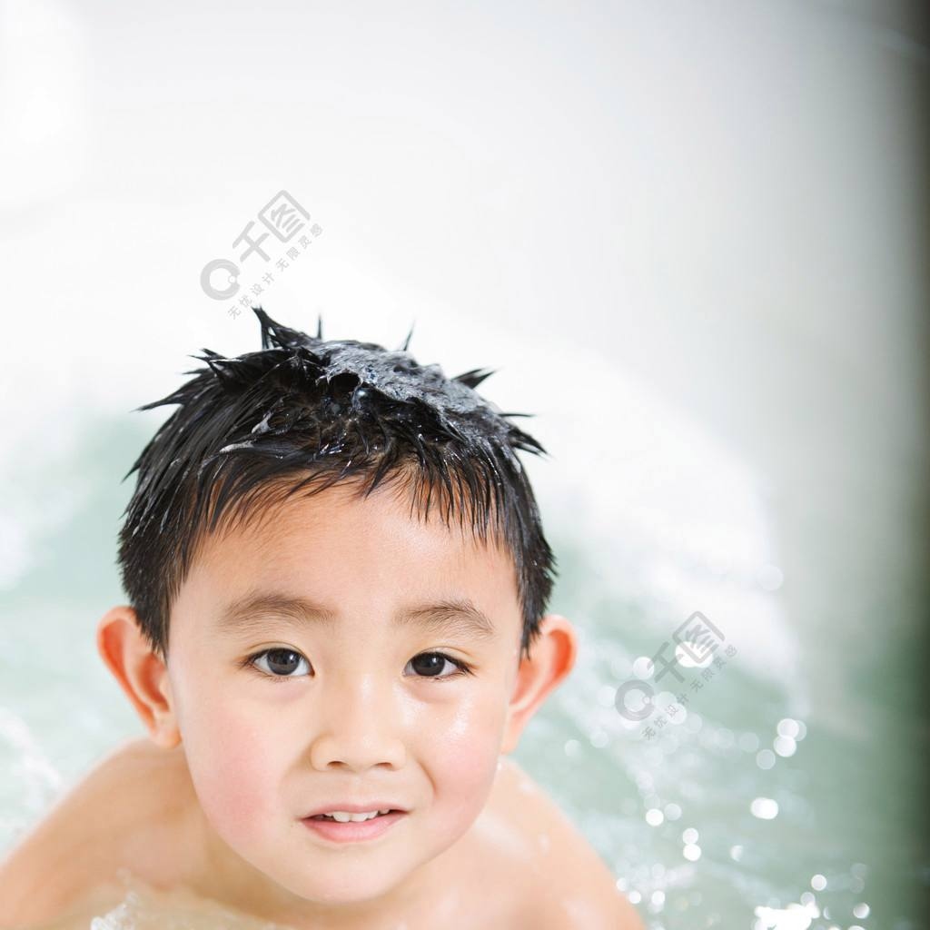 小男孩洗澡-图库-五毛网