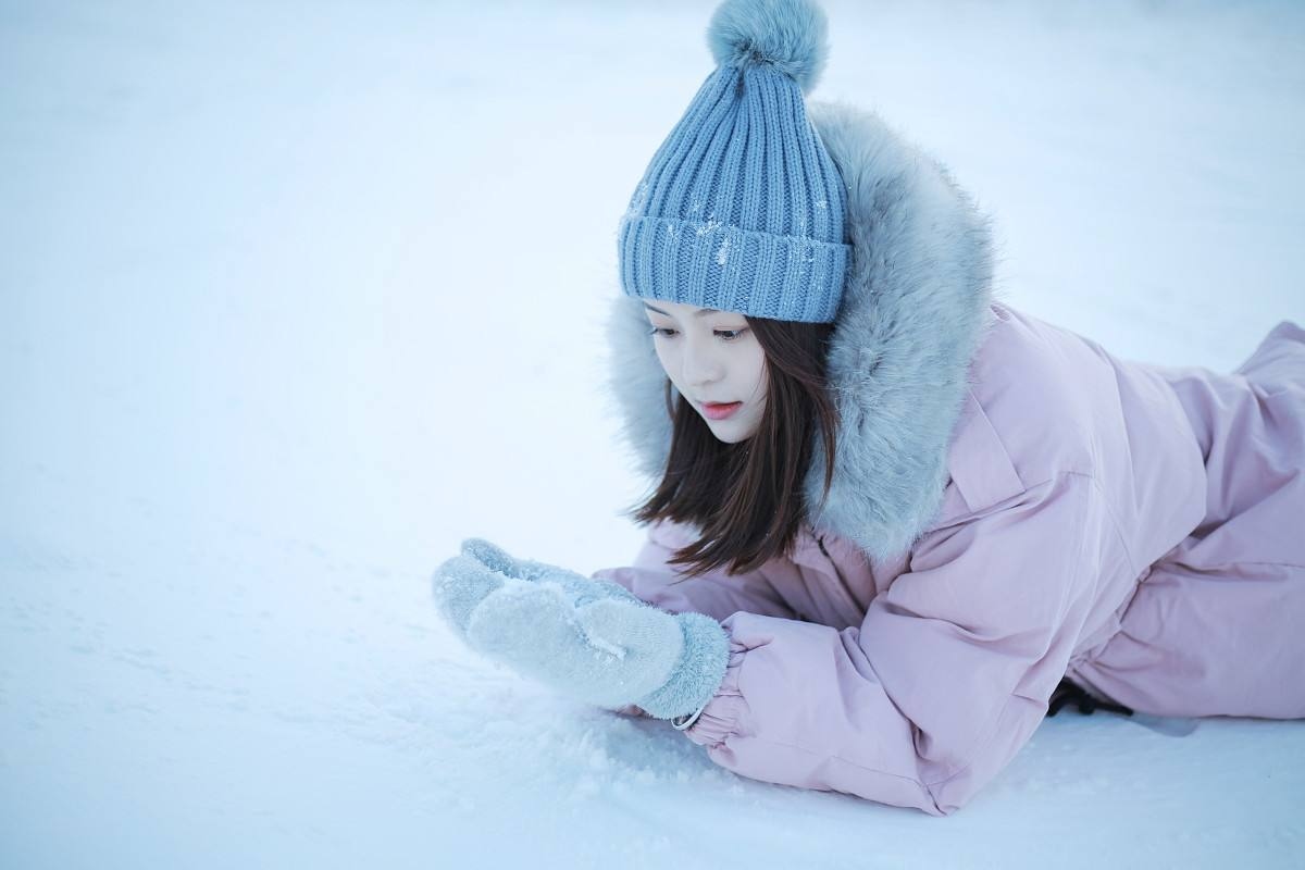 冬季唯美雪景里的气质美女写真桌面壁纸 -桌面天下（Desktx.com）