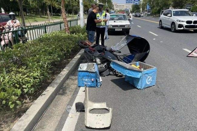男子撞飞外卖小哥