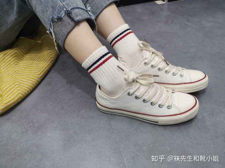浅口小白鞋配袜子图片