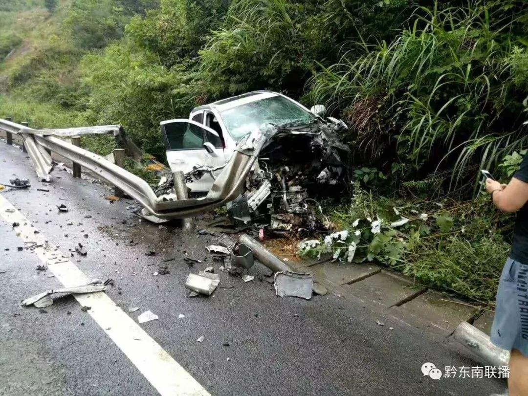 广西玉林一公交车失控与五辆电动车相撞致1死6伤 - 我们视频 - 新京报网