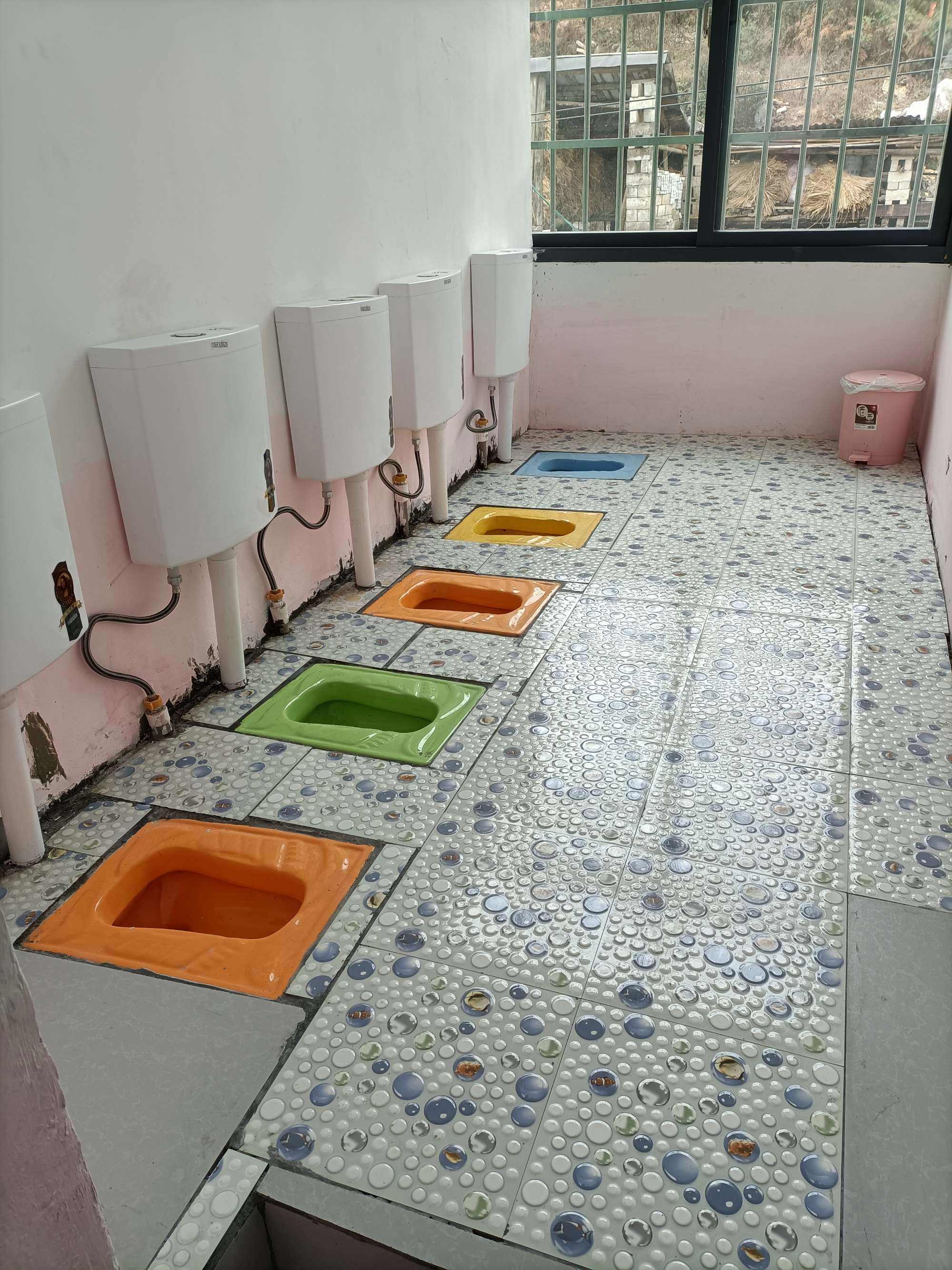 幼儿园女孩厕所小便-图库-五毛网
