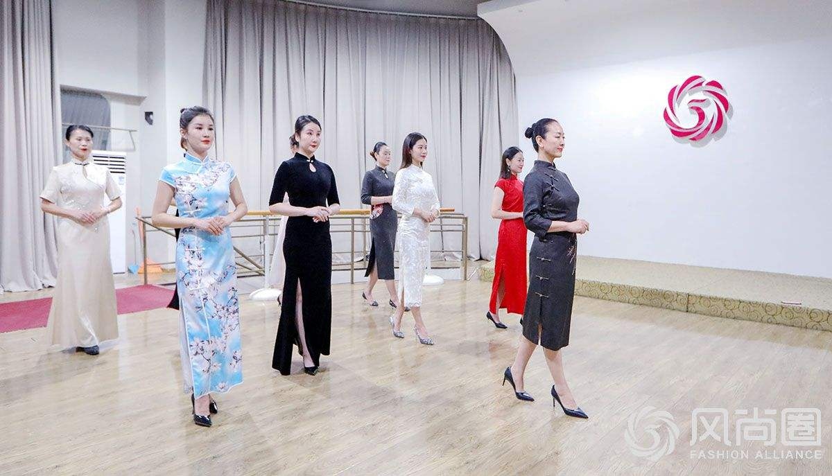 旗袍的正确走姿教学