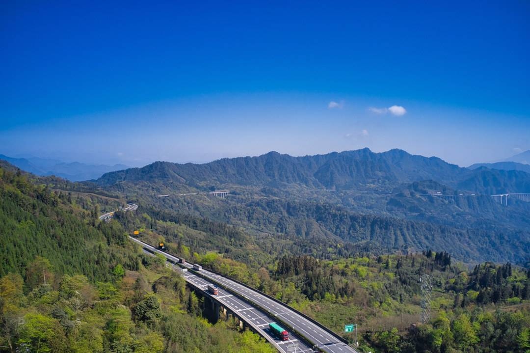 连接雅安和西昌的雅西高速公路,是连接成都和攀西地区的重要交通枢纽. 雅安公路鸟瞰图片