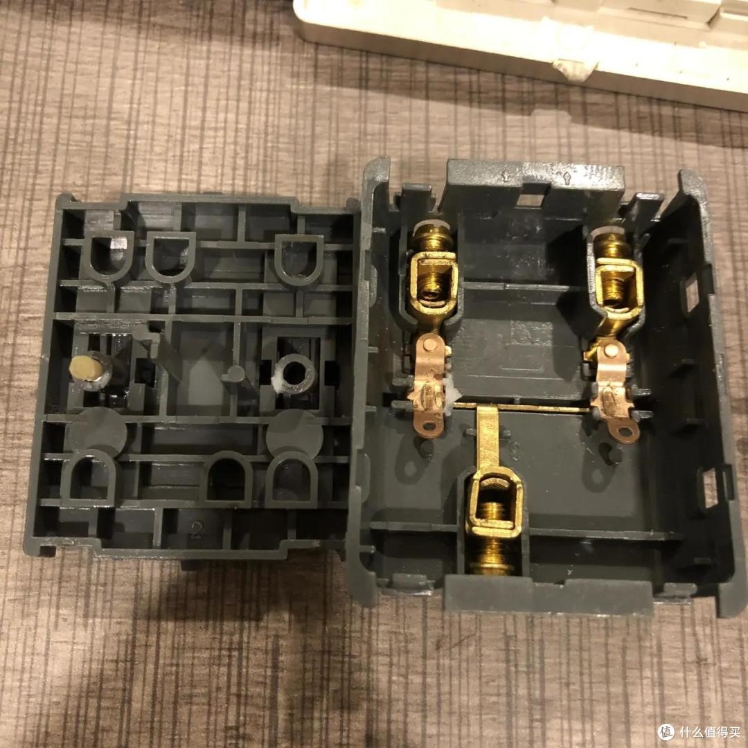 了解家里的开关结构智能开关面板更换老式开关超详细操作 双控开关内部拆开图