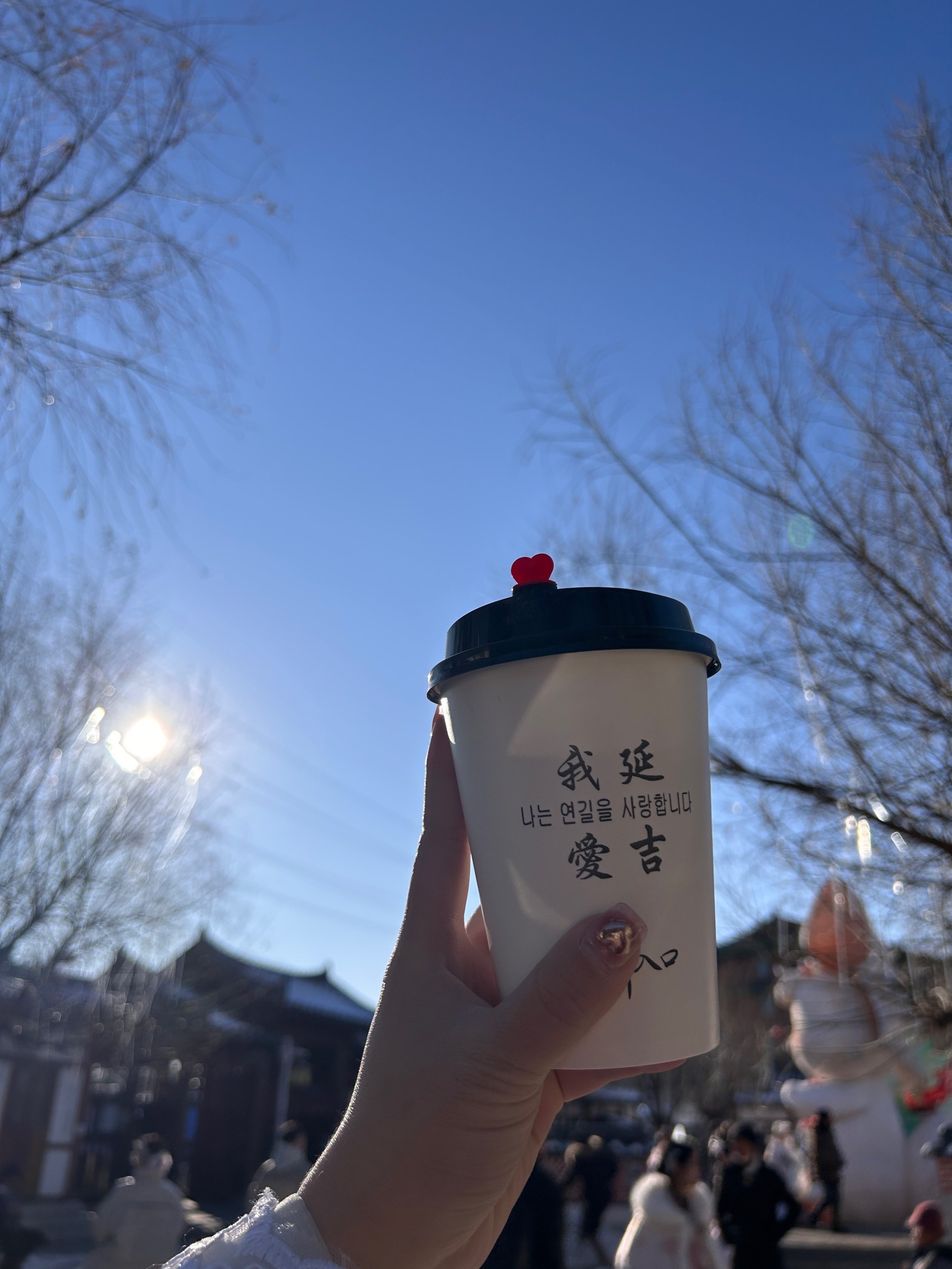 女生手拿奶茶唯美图片