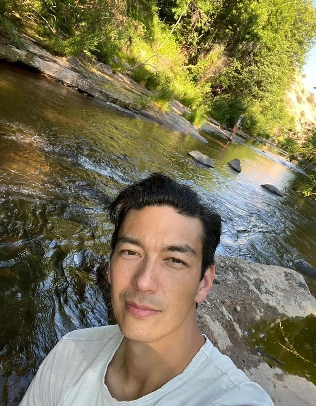 黄金单身汉丹尼斯吴,风采依旧,高颜值深受观众喜爱 丹尼斯吴