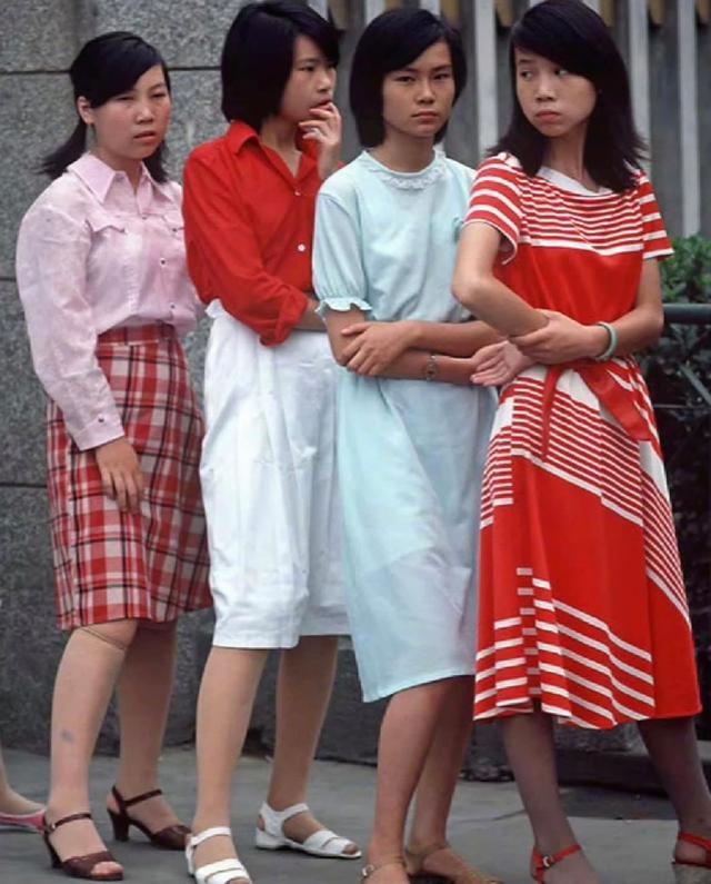 80年代在成都街头穿着靓丽的女孩子们 八十年代女性服装图片