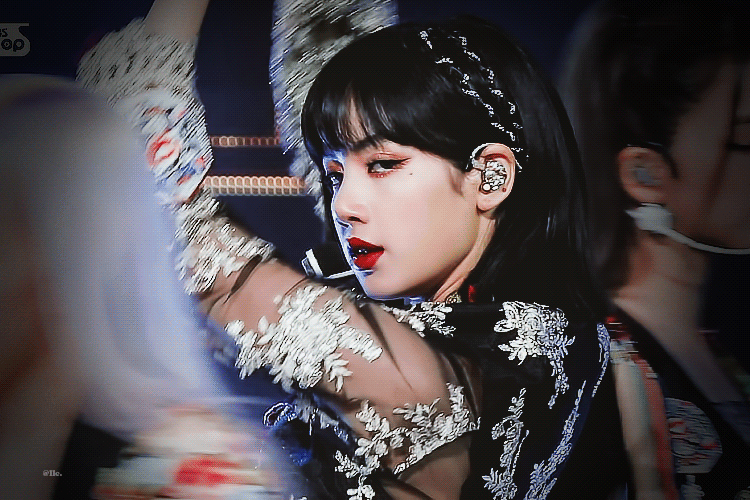jennie金珍妮和lisa都勇闯欧美圈 到底谁才是更成功的那一位? LISAgif