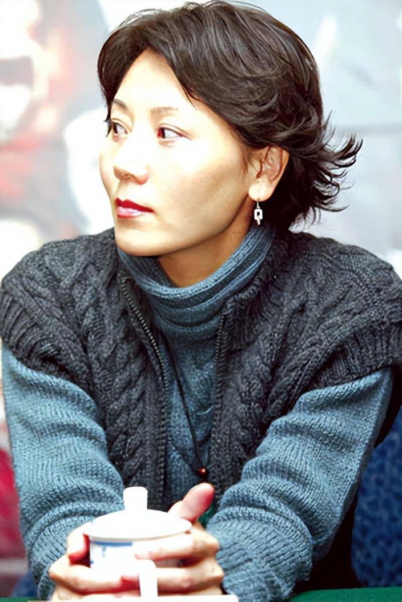 何英近况