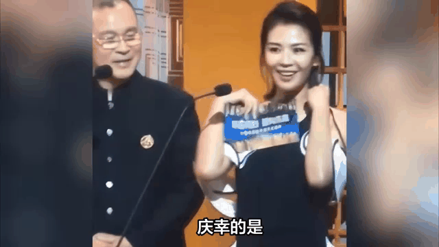 女星们删不掉的翻车场面:刘涛上衣滑落,阿娇土味穿搭 刘涛gif掉落