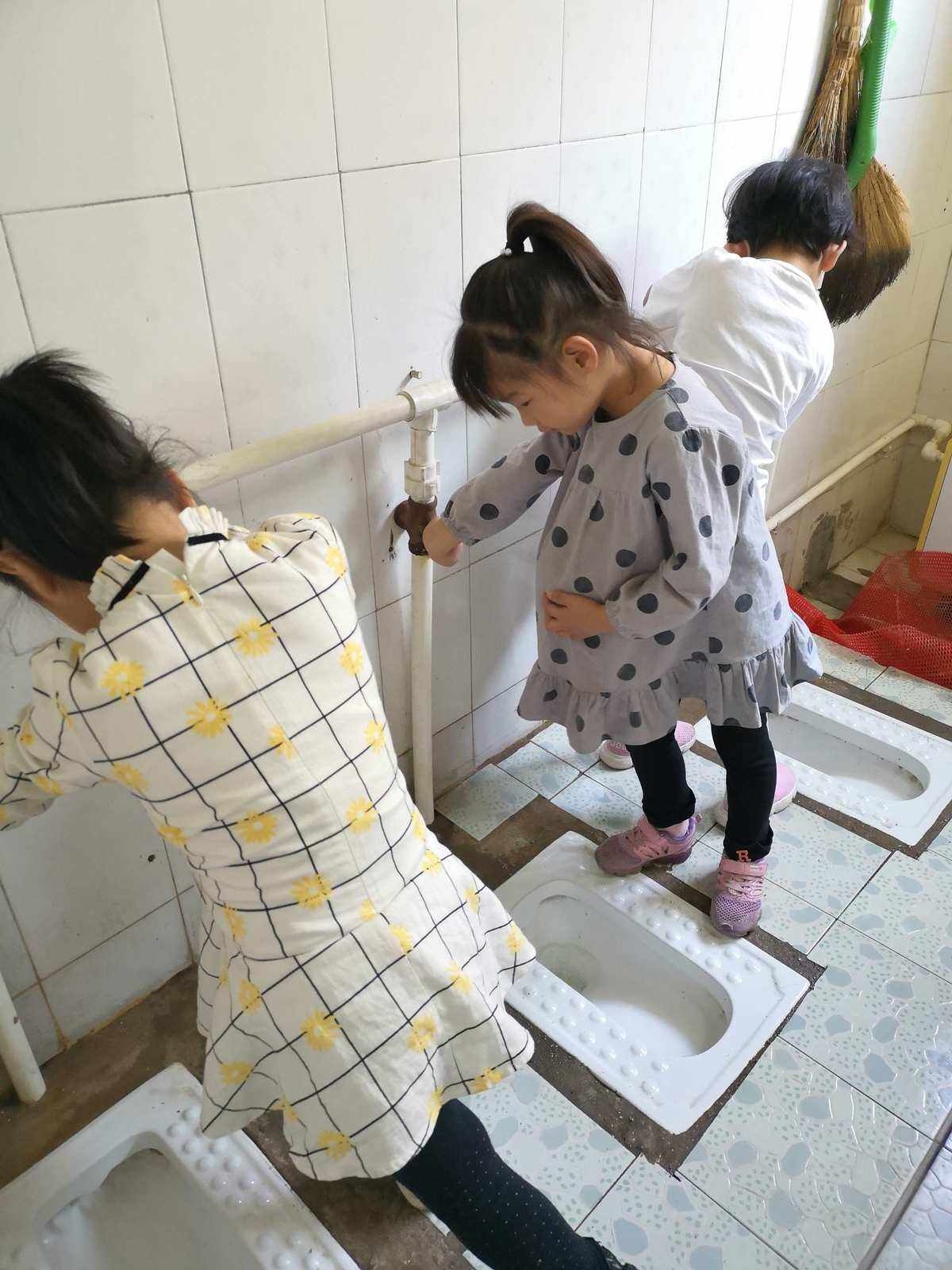 小女孩蹲厕所-图库-五毛网