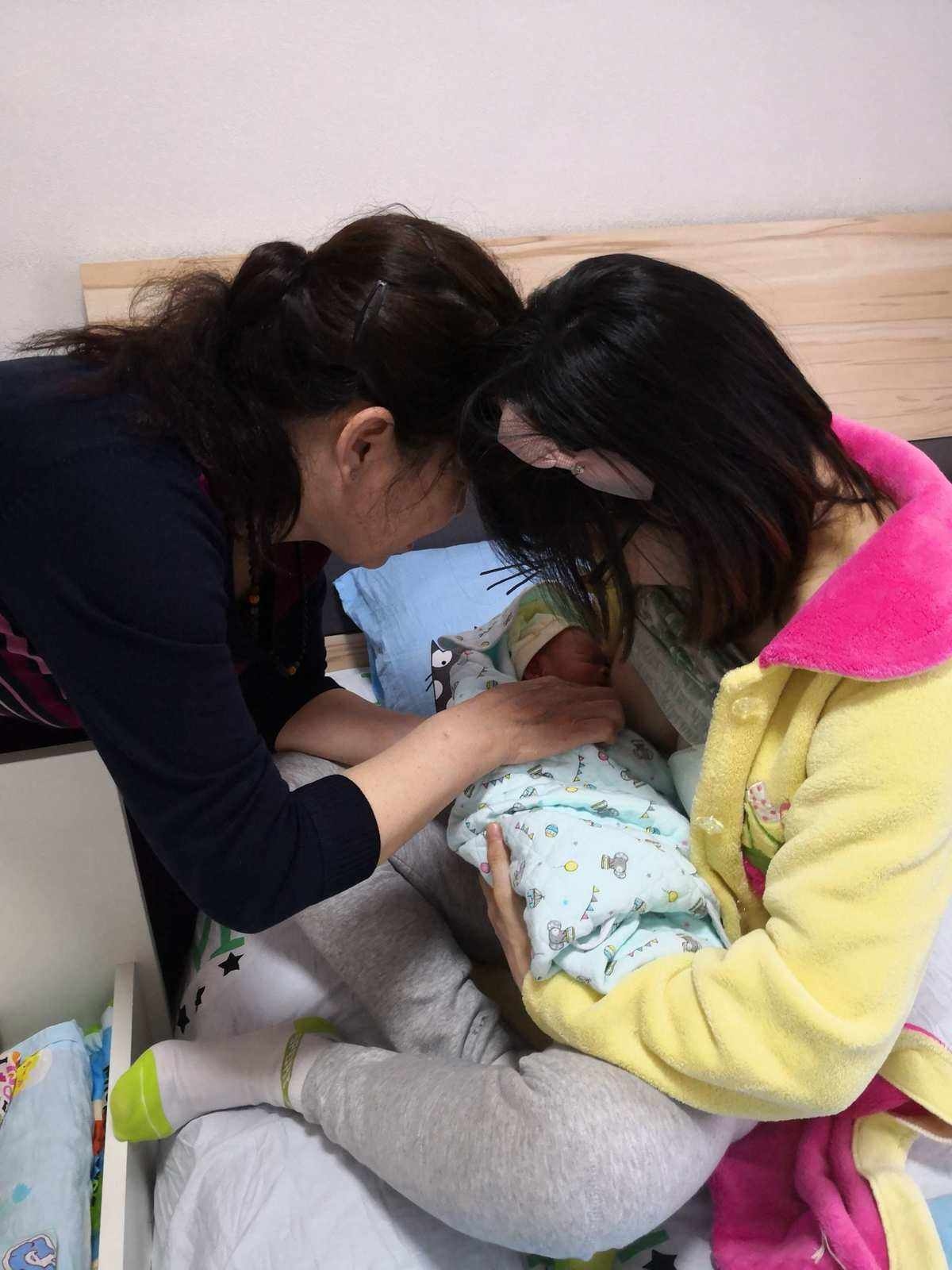 组图：青岛30余名妈妈参加“哺乳快闪” 倡导母乳喂养_公益频道_凤凰网