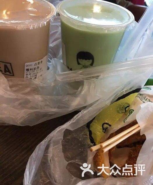 喝奶茶图片