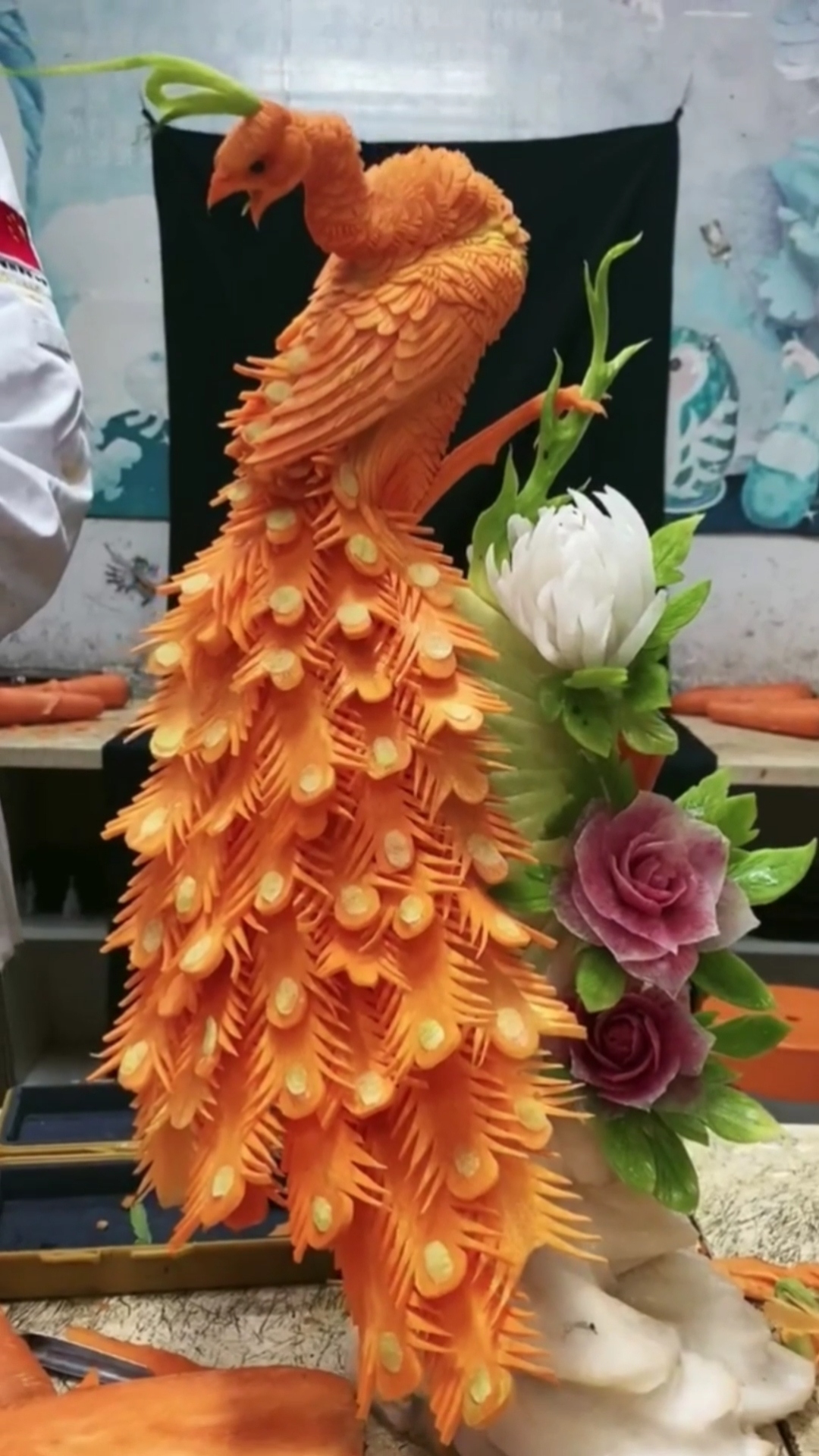 从在白色背景的一棵红萝卜雕刻的红色龙-食物雕刻紧密图象 库存图片 - 图片 包括有 设计, 创造性: 137774299